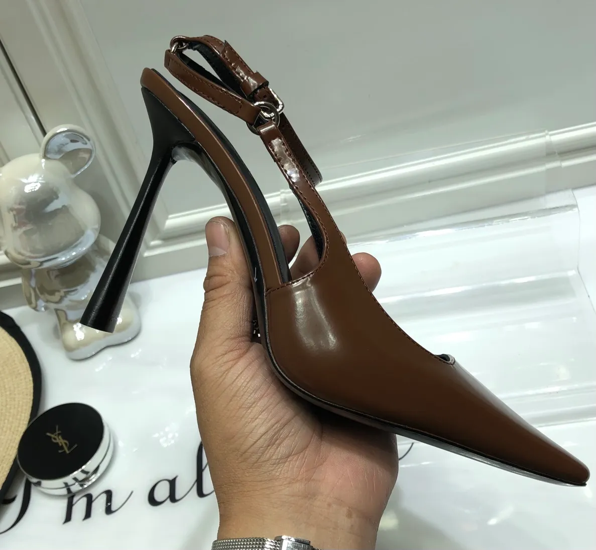 👟👟Ex-factory price 560👟👟 Top quality Saint Laurent/Yves Saint Laurent 2024 spring and summer new style👠Small square toe high heels of the same style as Rose. The layered leather high heels are very good at modifying the foot shape. In recent years, SLP has become more and more understanding of women in high heels. ysl beautiful high heels 👠Number of yards: 35-40 (41 customized, non-returnable) Upper: open edge beaded cowhide/patent leather, lining Imported sheepskin lining, sole: genuine leather outsole, heel height: 10cm (heel imported from Italy)